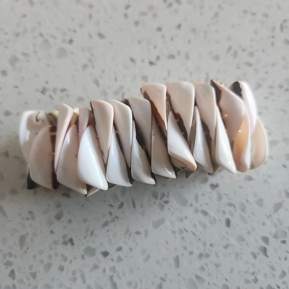 Seashell Stretchable Bracelet. - Picture 4 of 6